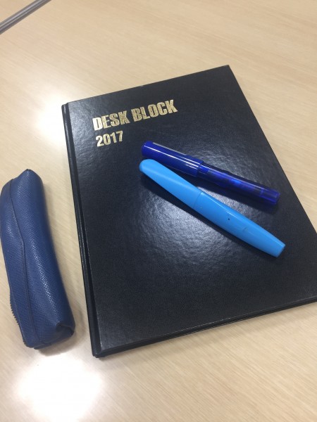 黒字に金文字で「DESK BLOCK　2017」。筆記具とペンケースは青系ですね！
